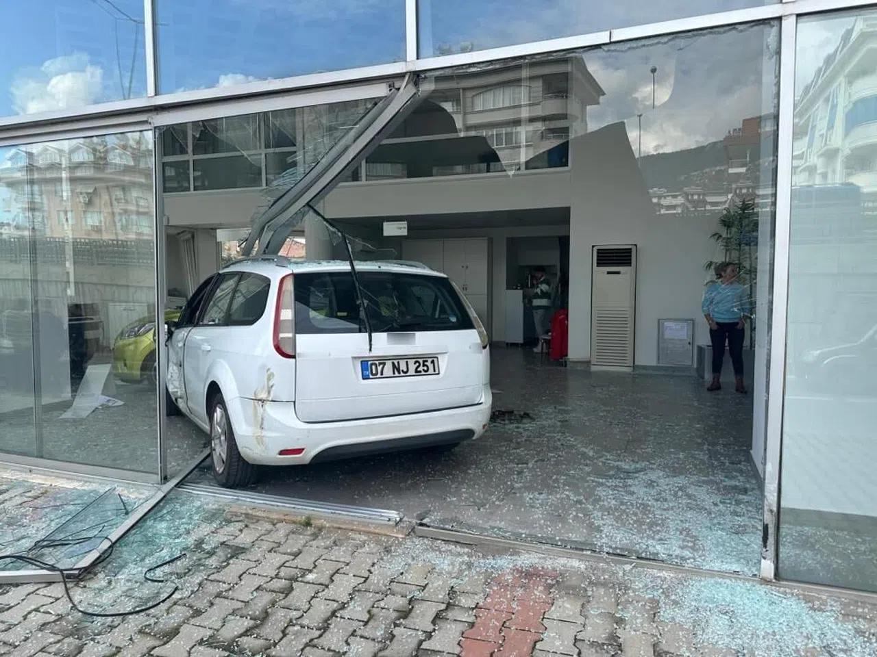 Şerit ihlali yapan otomobil showrooma daldı