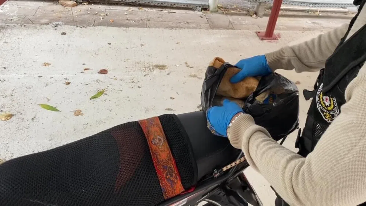 Ekmek arasında uyuşturucuyla yakalandı