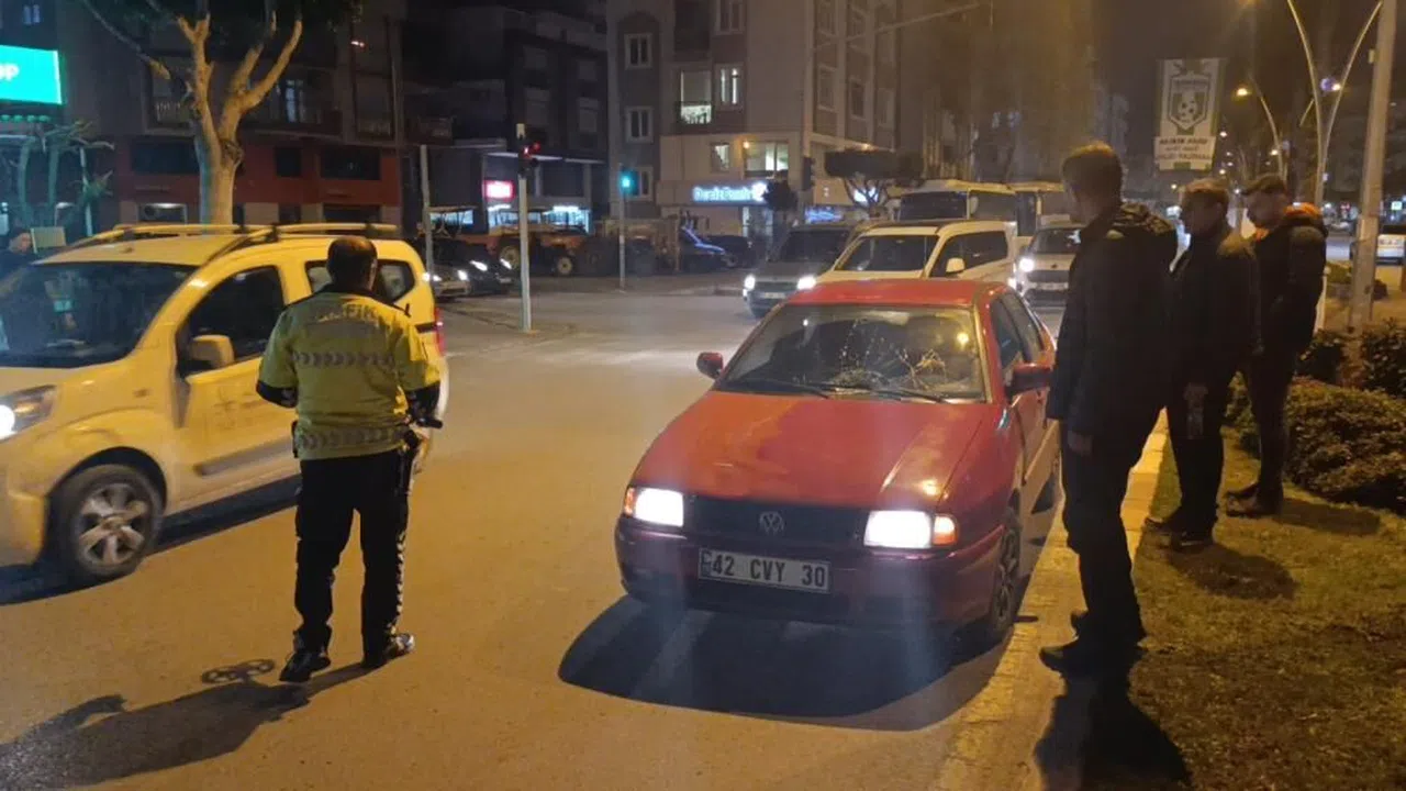 Yola fırlayan yayaya otomobil çarptı