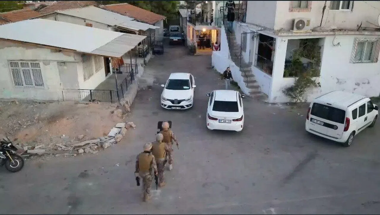 25 adrese helikopter ve dron destekli şafak operasyonu: 10 gözaltı