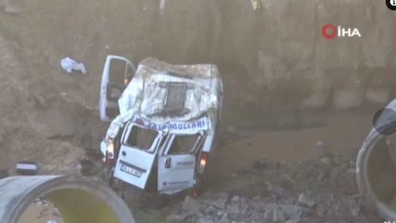 Servis minibüsü dere yatağına uçtu