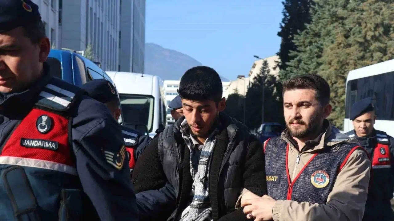Anne-babasını darp eden adamı öldürmek için 8 yıl plan yaptı