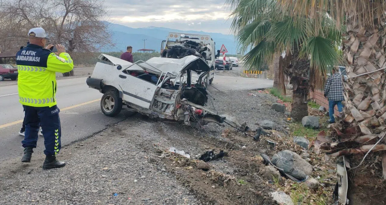Ağaca çarpan Tofaş ikiye bölündü