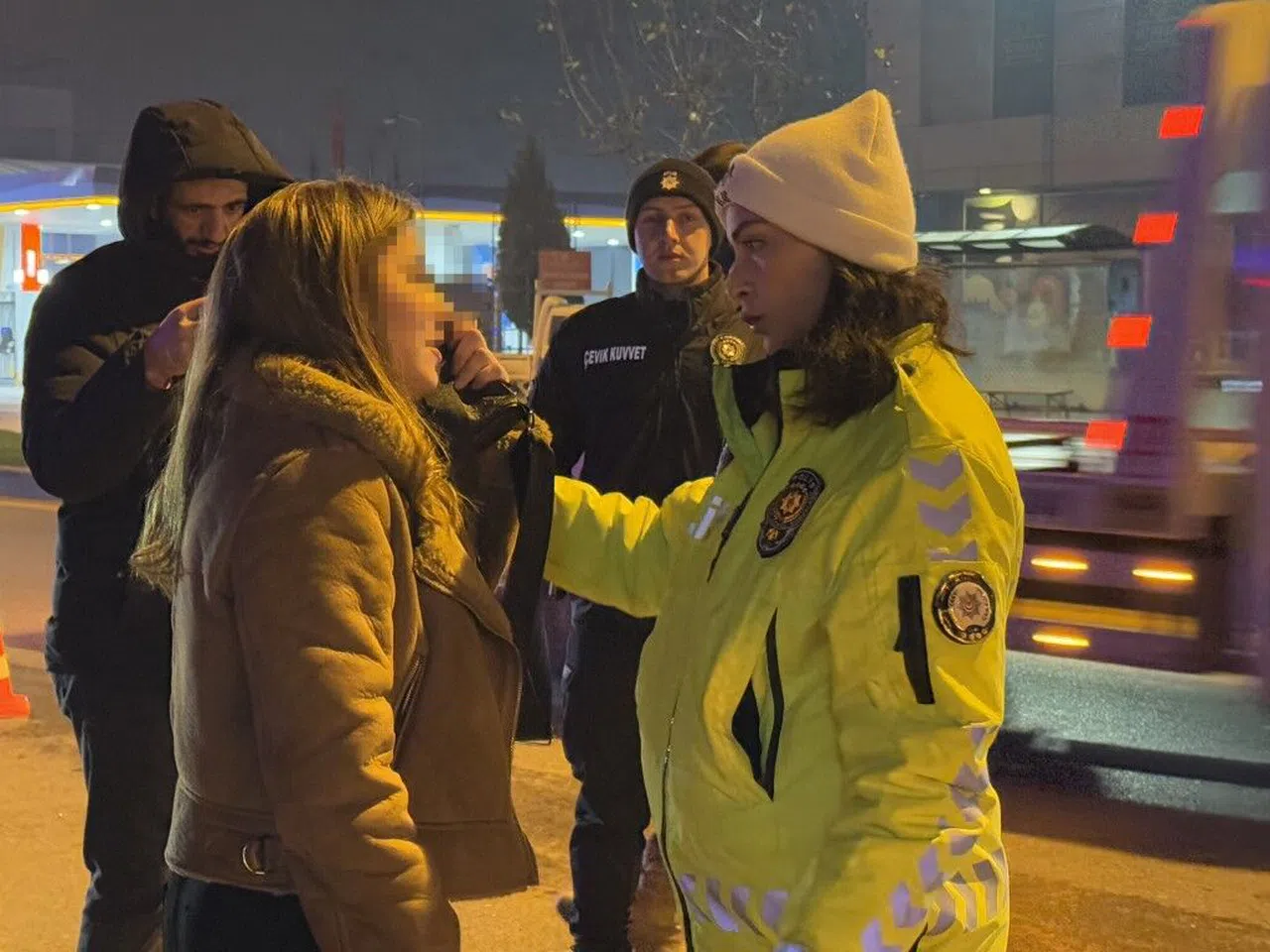 Polisi Görünce Park Ettiği Aracı ve İçindeki Kadını Terk Edip Kaçtı