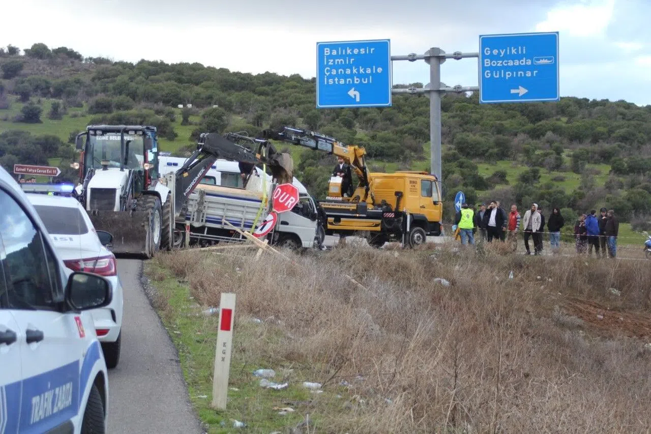 İki Kamyonet Çarpıştı: 1 Ölü, 1 Yaralı