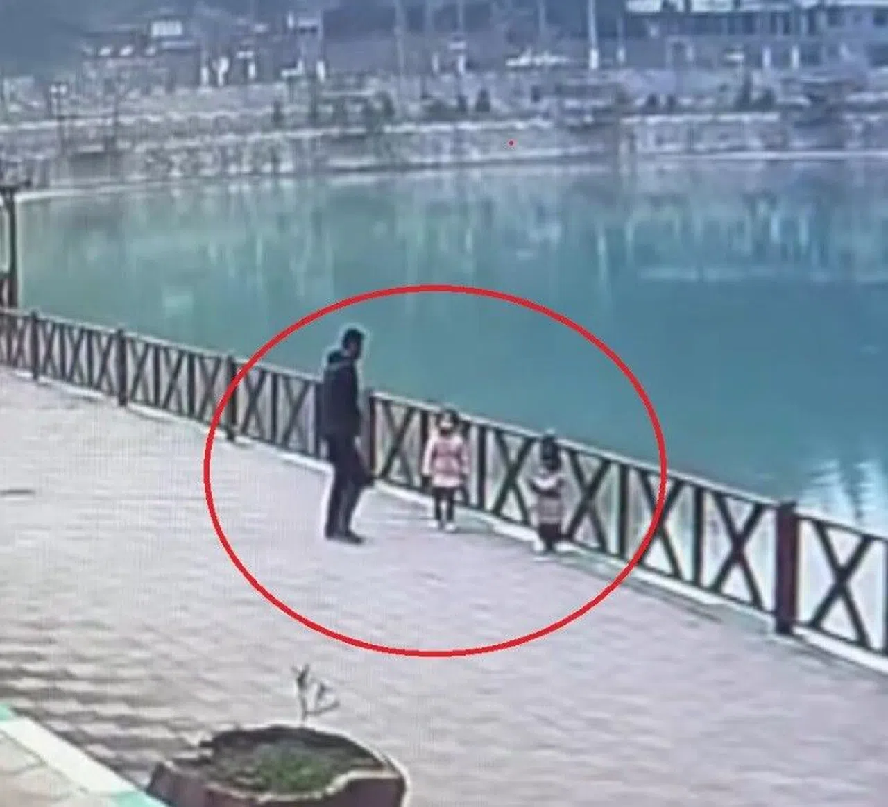 Fotoğraf İçin Poz Verirken Göle Düştü