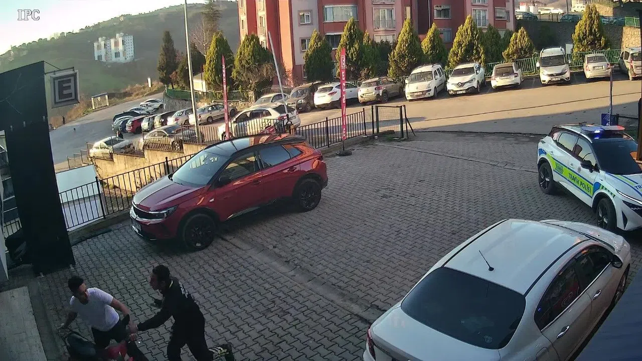 Trafikten Men Olan Motosikletini "İlaç Getiriyorum" Diyerek Kaçırmaya Çalışan Sürücü Polisi Darp Etti