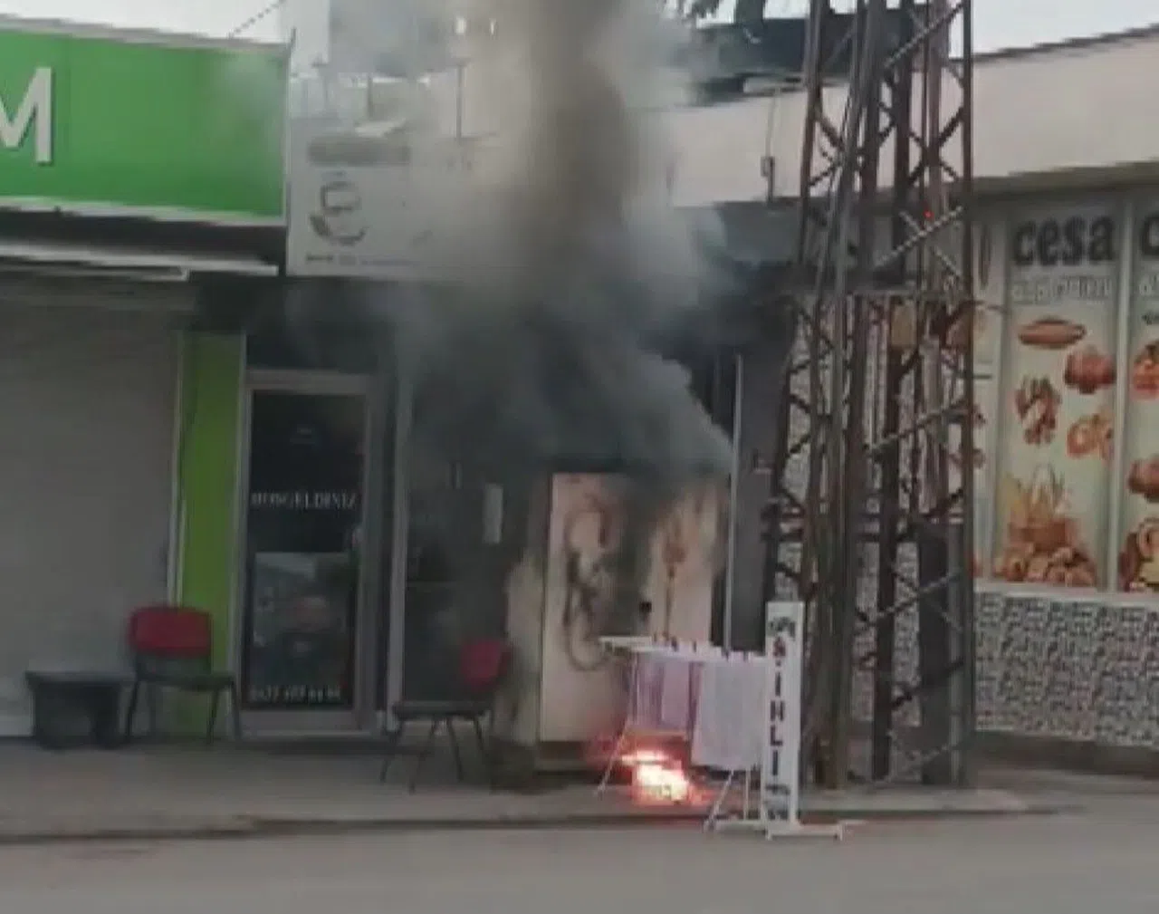 Bomba Gibi Patlayan Trafo Alevlere Teslim Oldu