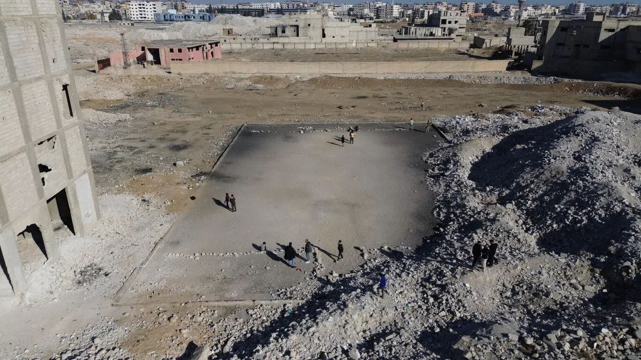 Suriye'de Çocuklar, Enkaz Yığınları Arasında Futbol Oynuyor