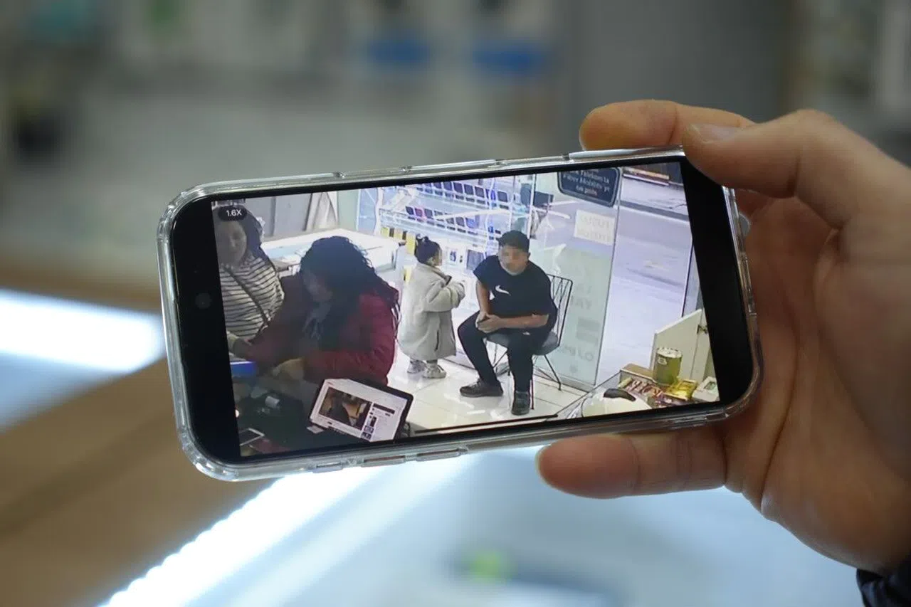 Anne ve kızı satıcıyı oyaladı, oğlu ve küçük kızı ise telefonları çaldı