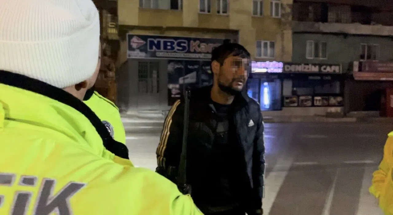 2 Saat Önce Ehliyetsiz Araç sürmekten Ceza Yiyen , Direksiyon Başında Yakalandı