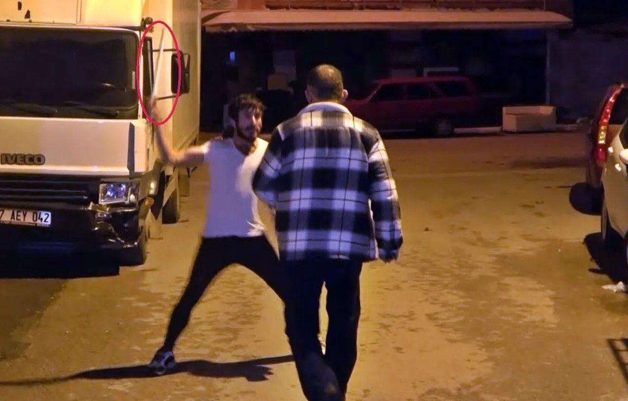 Mahallede yakmadığı yer kalmadı, bu seferki hedefi bayan kuaförü oldu