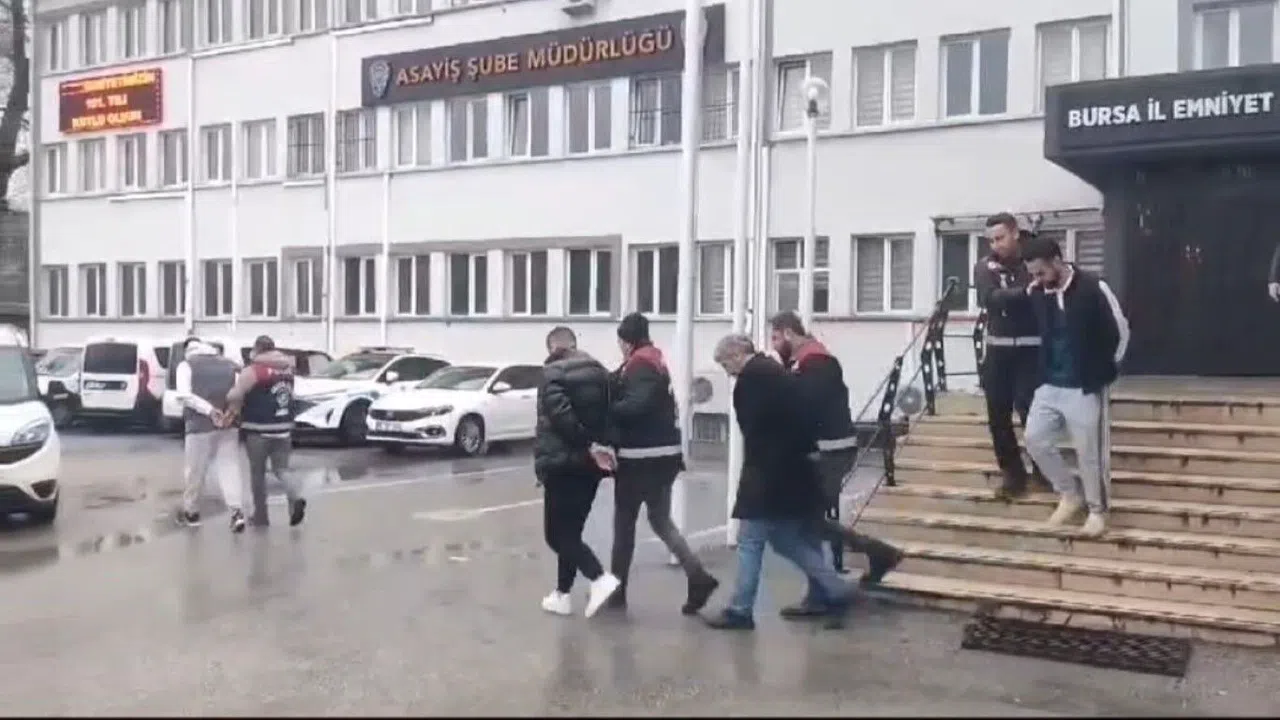 Yaşlı kadını ‘Polis’ diyerek kandırıp 1 milyon 500 bin lira dolandırdı