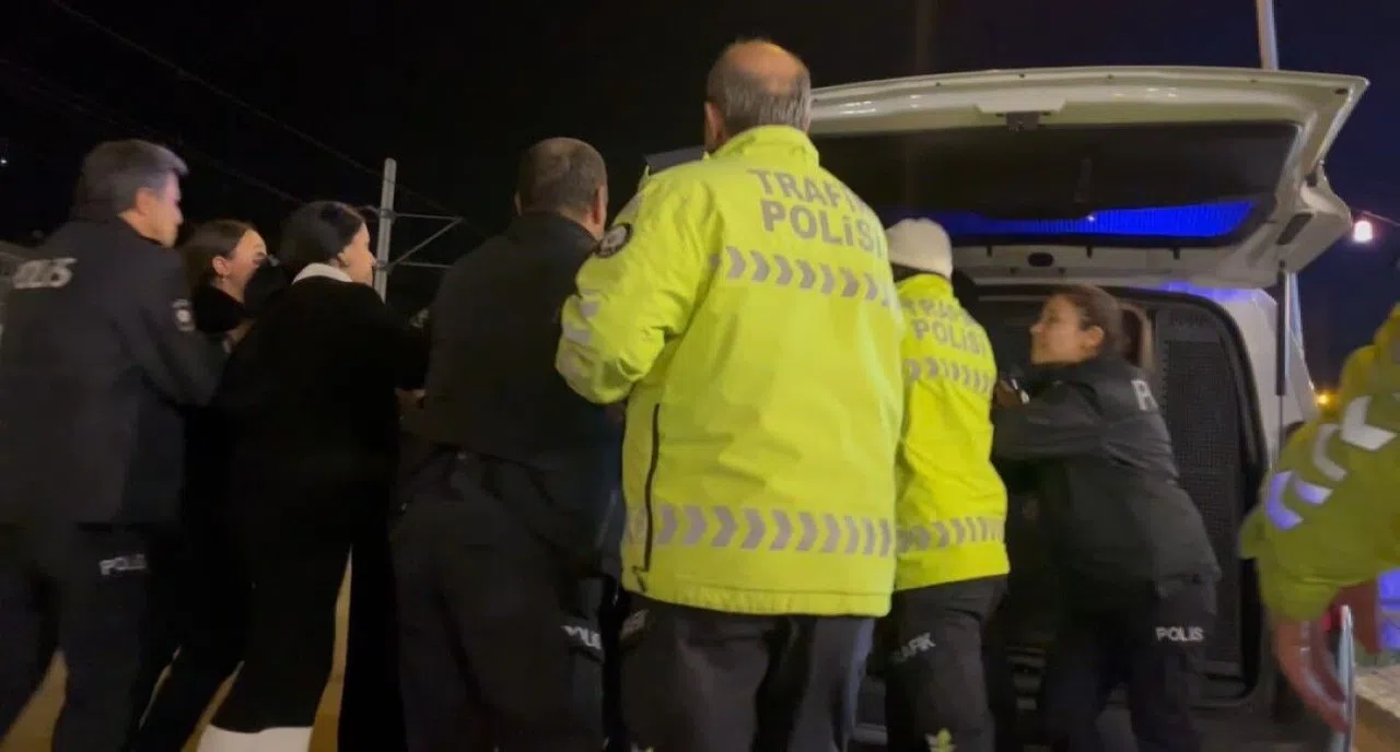 Alkollü sürücü polise yakalandı, aracının ön camını yumrukla parçaladı