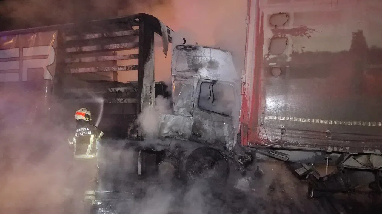 Kaza yapan tır alev aldı: 1 ölü, 1 yaralı