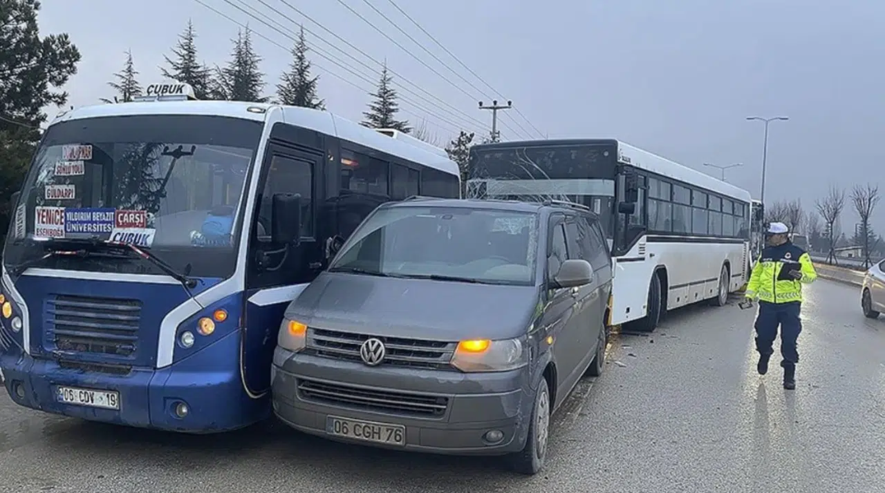 4 Aracın Karıştığı Kazada 31 Kişi Yaralandı