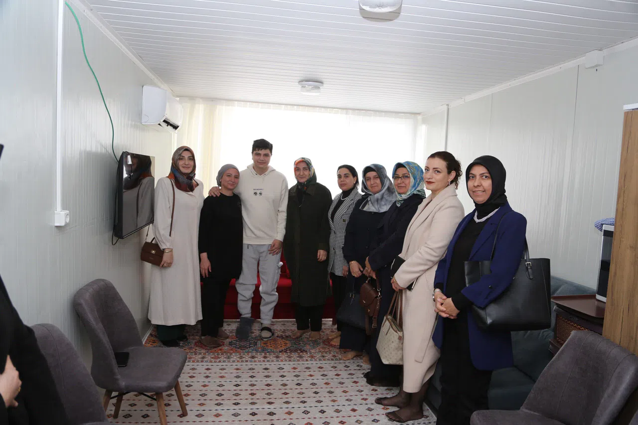 Vali Ünlüer'in Eşin'den Depremzede Vatandaşlara Ziyaret
