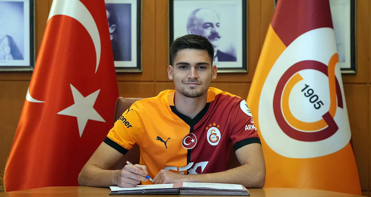 Galatasaray, İki Genç Futbolcunun Sözleşmesini Uzattı