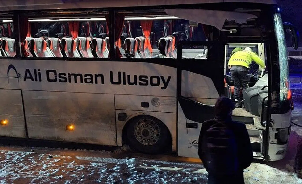 Yolcu otobüsü kaza yaptı: 2’si çocuk 14 yaralı