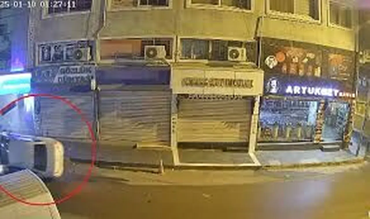 Kaldırıma çıkan otomobil direğe çarparak yan döndü