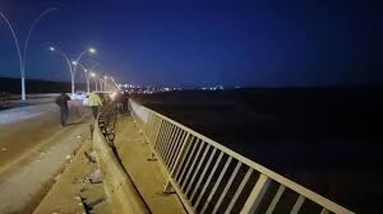20 tonluk tır köprüden düştü: 2 yaralı