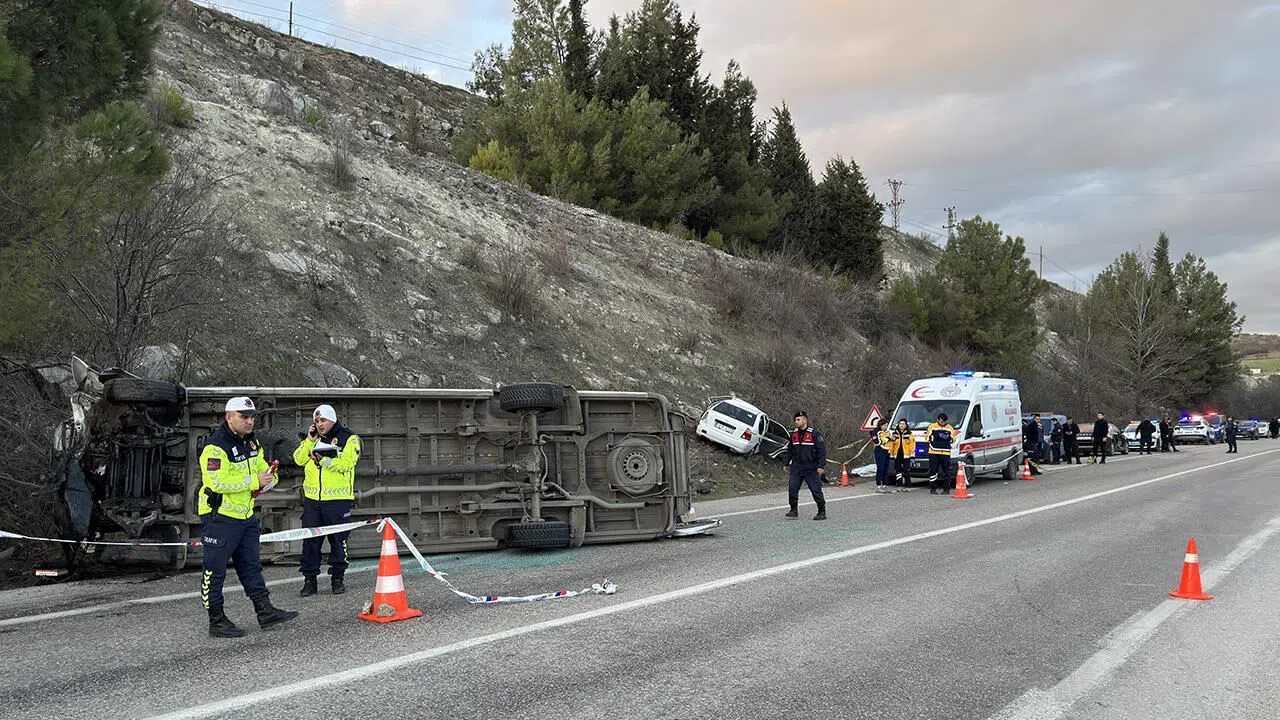 Yolcu Minibüsü İle Otomobil Çarpıştı: 2 Ölü, 18 Yaralı