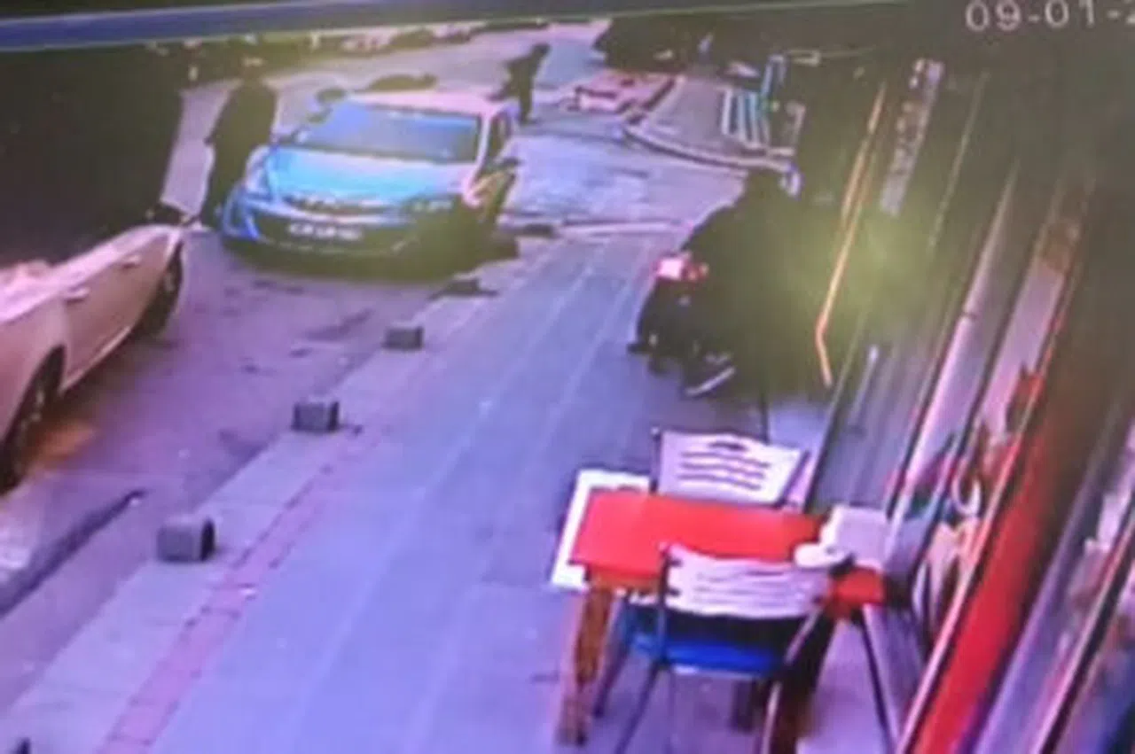 Motosiklette hem kendini hem arkadaşını vurdu
