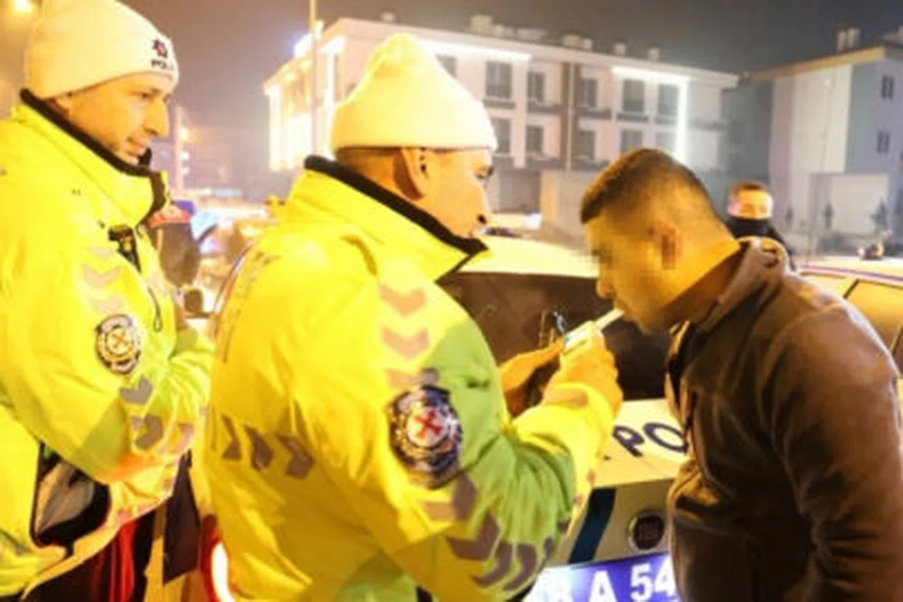 Polisten kaçan sürücü yakalanınca esprileriyle güldürdü