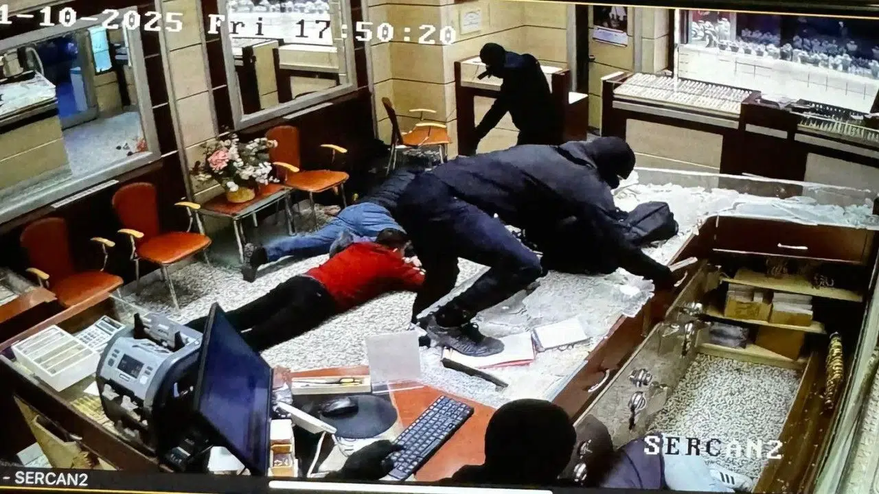 Silahlı kuyumcu soygunu: Yaklaşık 20 kilo altın çalarak kayıplara karıştılar