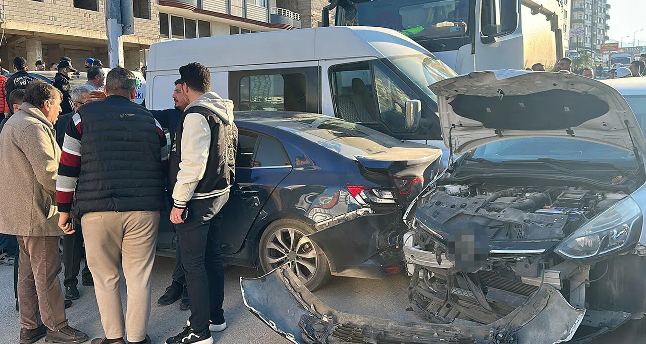 Freni patlayan hafriyat kamyonu 5 aracı biçti: 3 yaralı