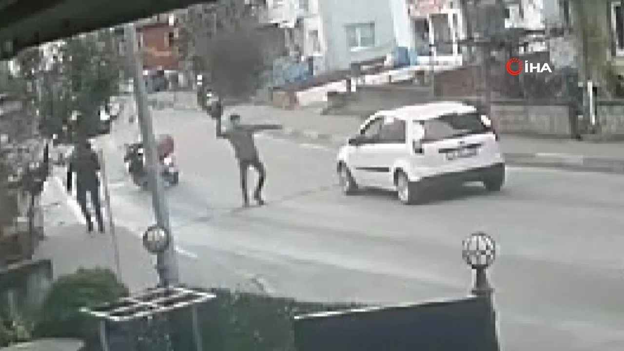 Öfkelenen kurye kendisine çarpan araca kask fırlattı