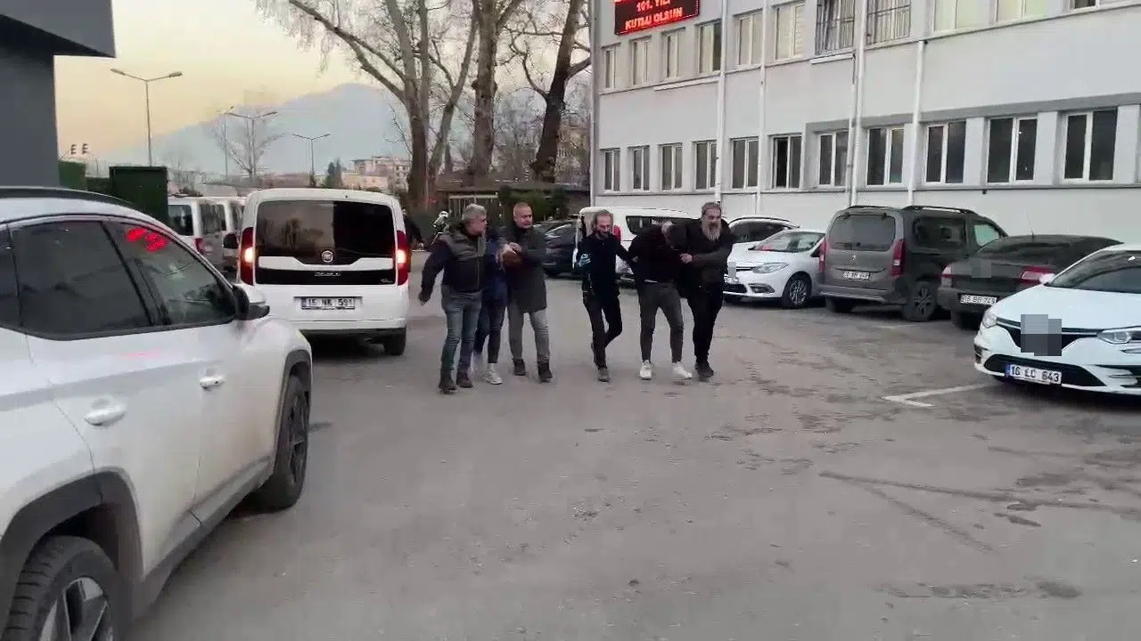 Sokak ortasında eski nişanlısı ve kardeşine ateş açıı