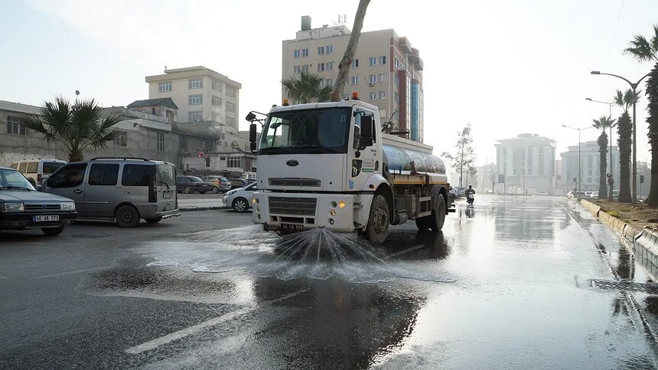 Kahramanmaraş’ta Ana Arterlerde Temizlik Çalışmaları Sürüyor