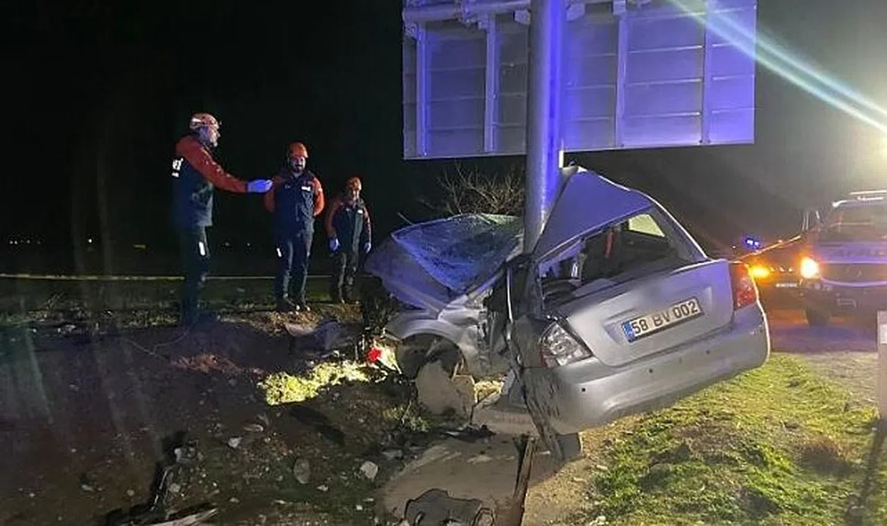 Trafik Levhasına Çarpan Otomobil İkiye Katlandı