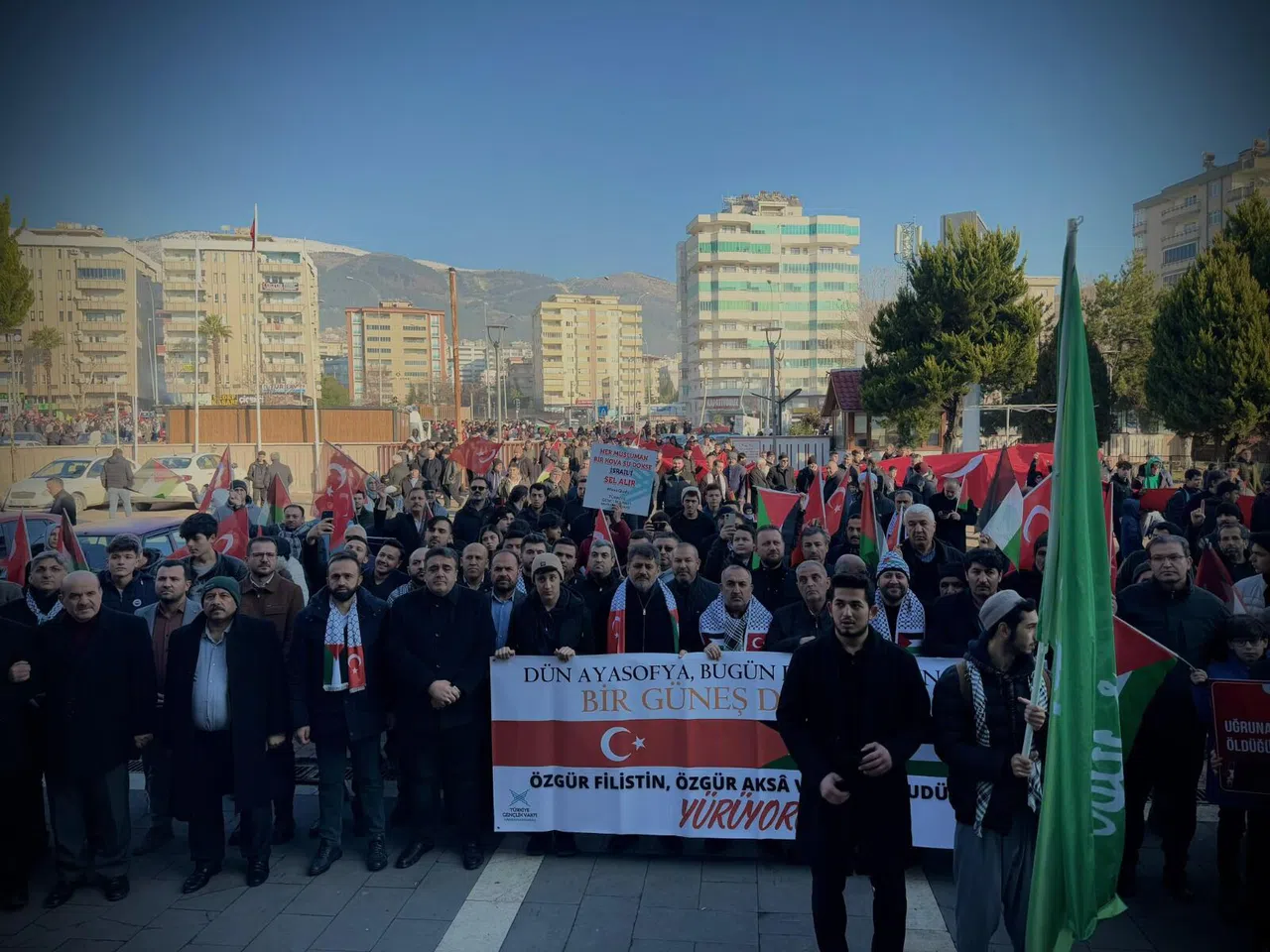 Tarihi yürüyüşte vicdanlara boykot çağrısı