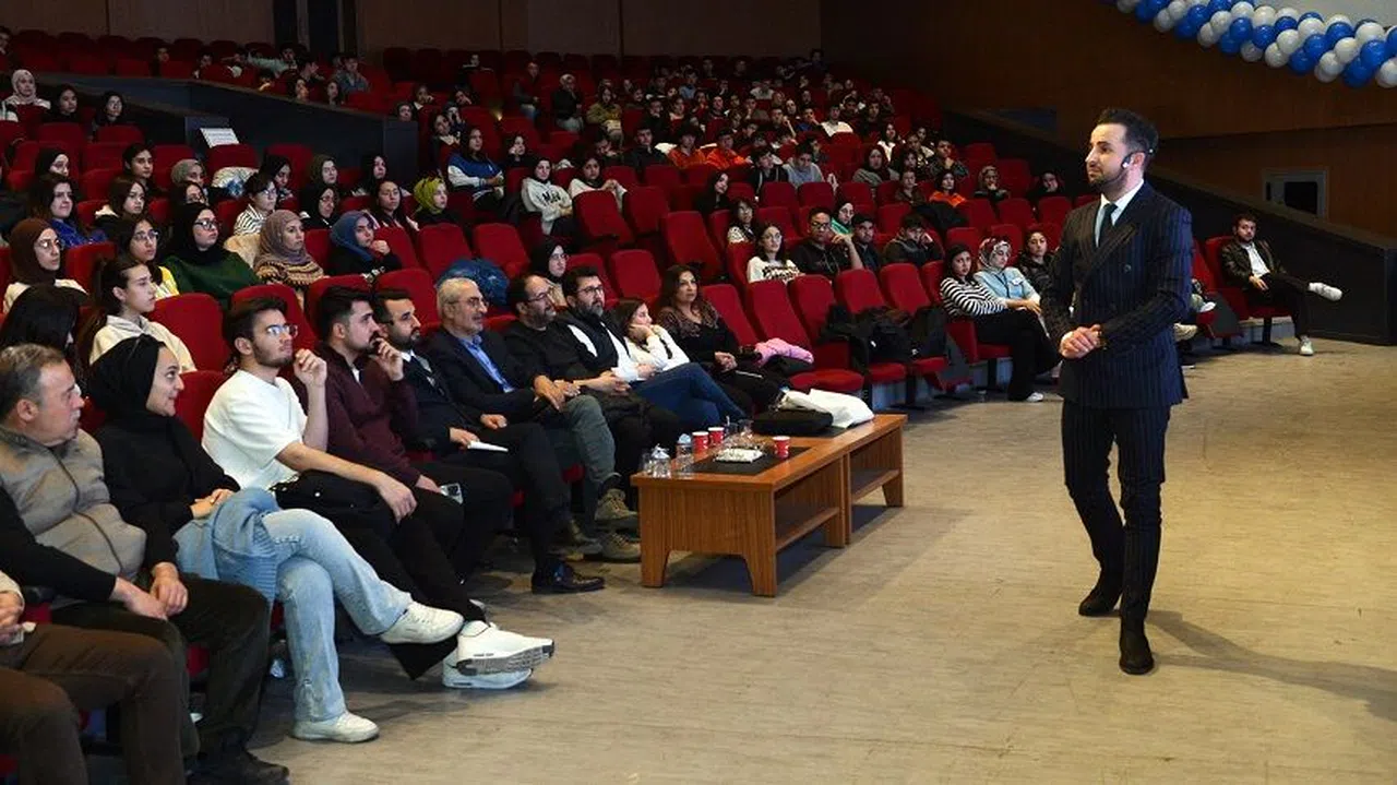 Kahramanmaraş Gençlerine Fizik Dersi Püf Noktaları Aktarıldı