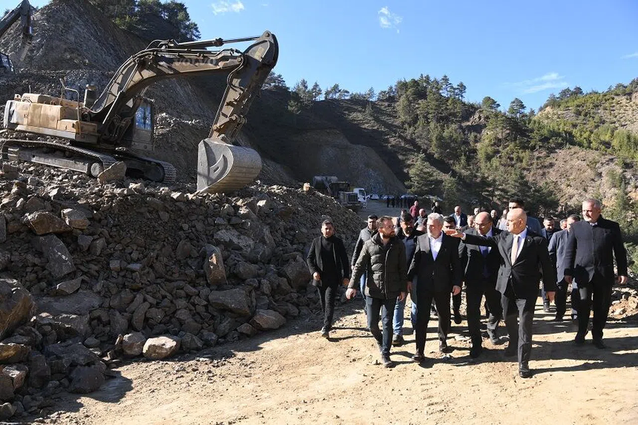 Andırın’ın Şehir Merkezine Ulaşımını Kısaltacak Yolda Çalışmalar Hızla Sürüyor