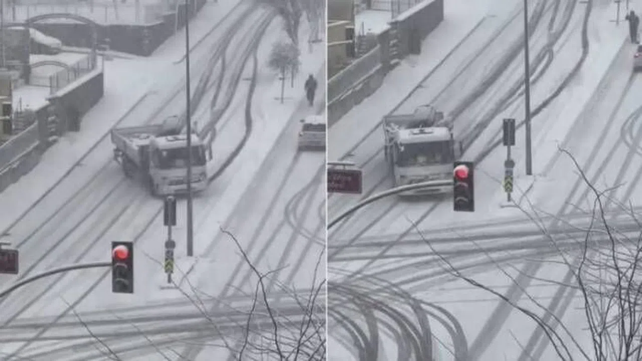 Karlı yolda kontrolden çıkan kamyon yokuş aşağı kaydı
