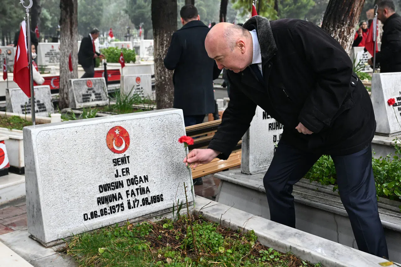 Prof. Dr. Yasım, Kahramanmaraş’ın Kurtuluşunun 105. Yıl Dönümünde Şehit Mezarlığını Ziyaret Etti