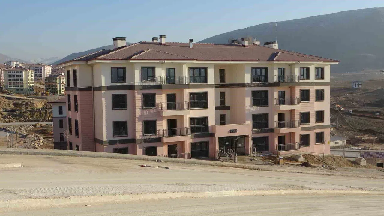 Depremde 2 evi yıkılan depremzedenin ev sevinci