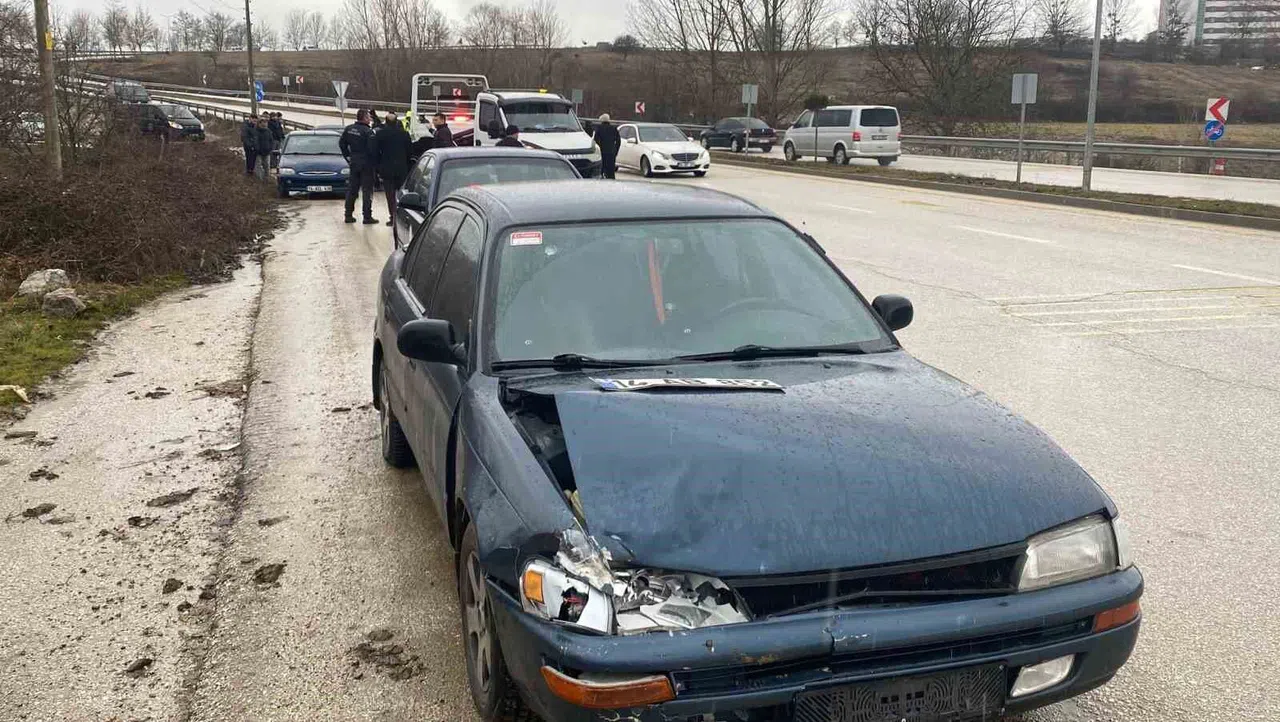 Kazazedeye yardım etmek istedi, kendisi de kazaya karıştı