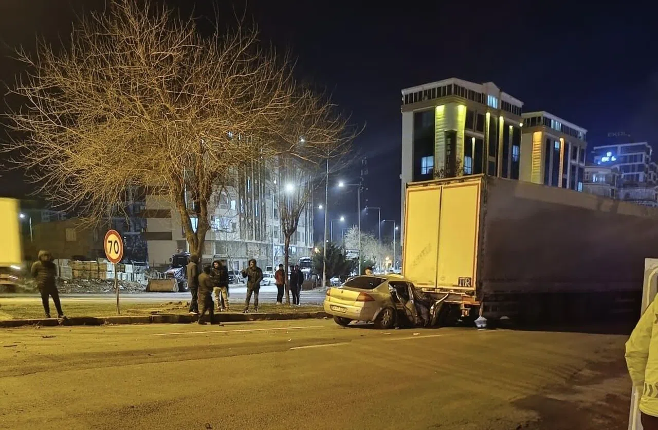 Otomobil tıra ok gibi saplandı: 3 yaralı