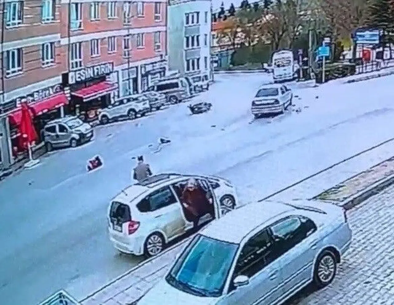 Motosiklete çarpan ehliyetsiz sürücü kaçtı
