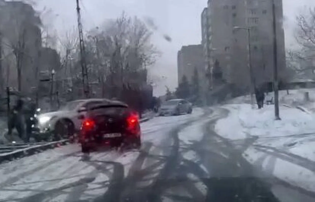 Kayan otomobil 2 öğretmene çarptı