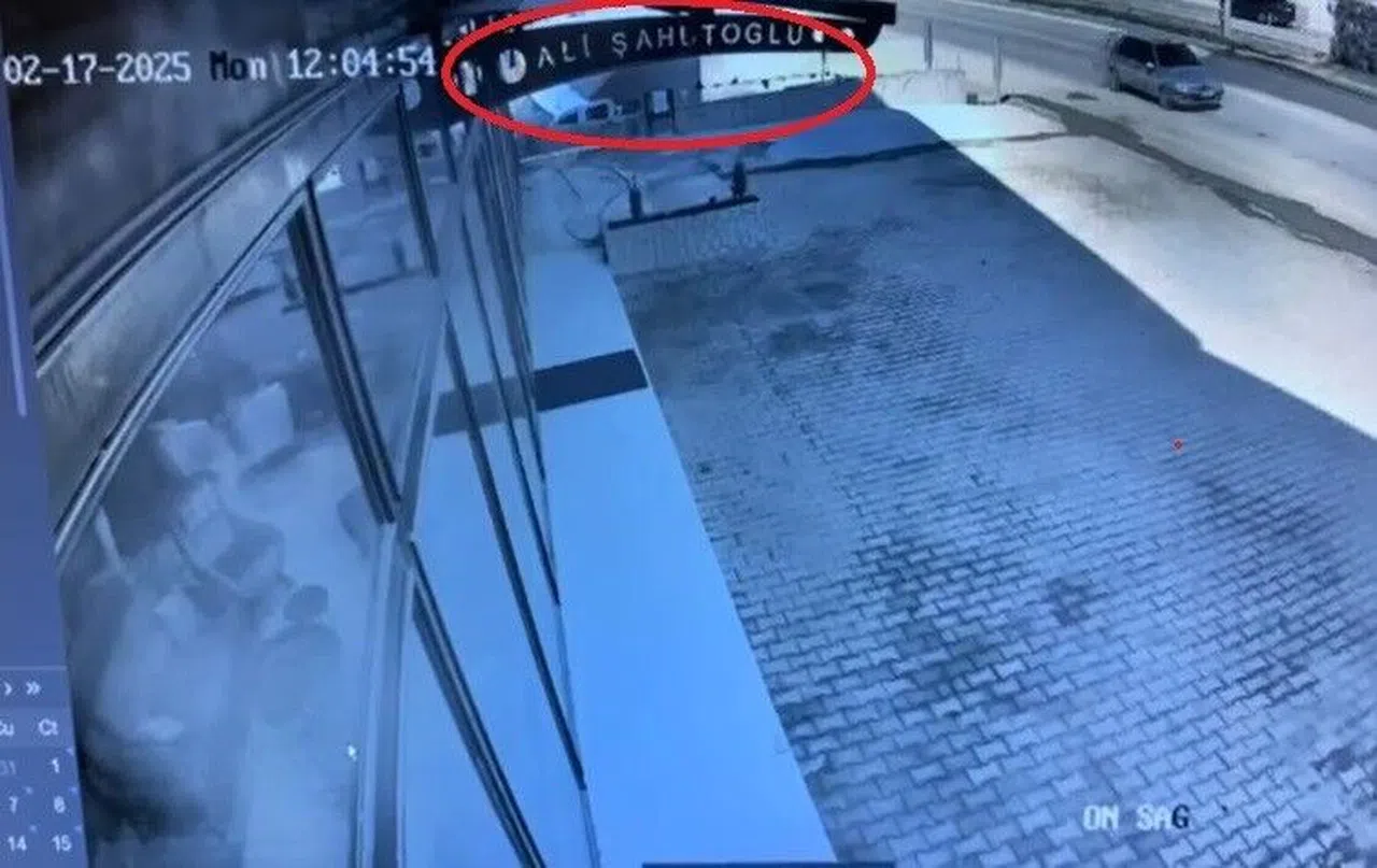 İstinat duvarına çarpıp dereye düştü
