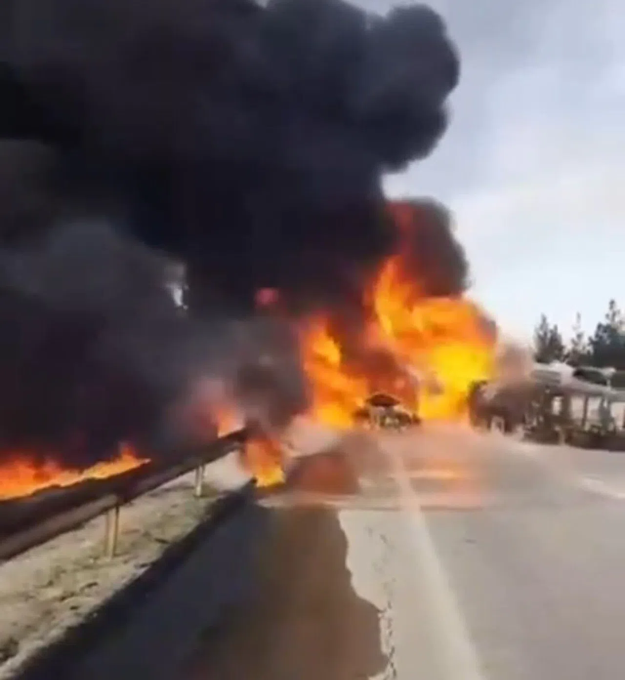 Devrilen tanker alevlere teslim oldu