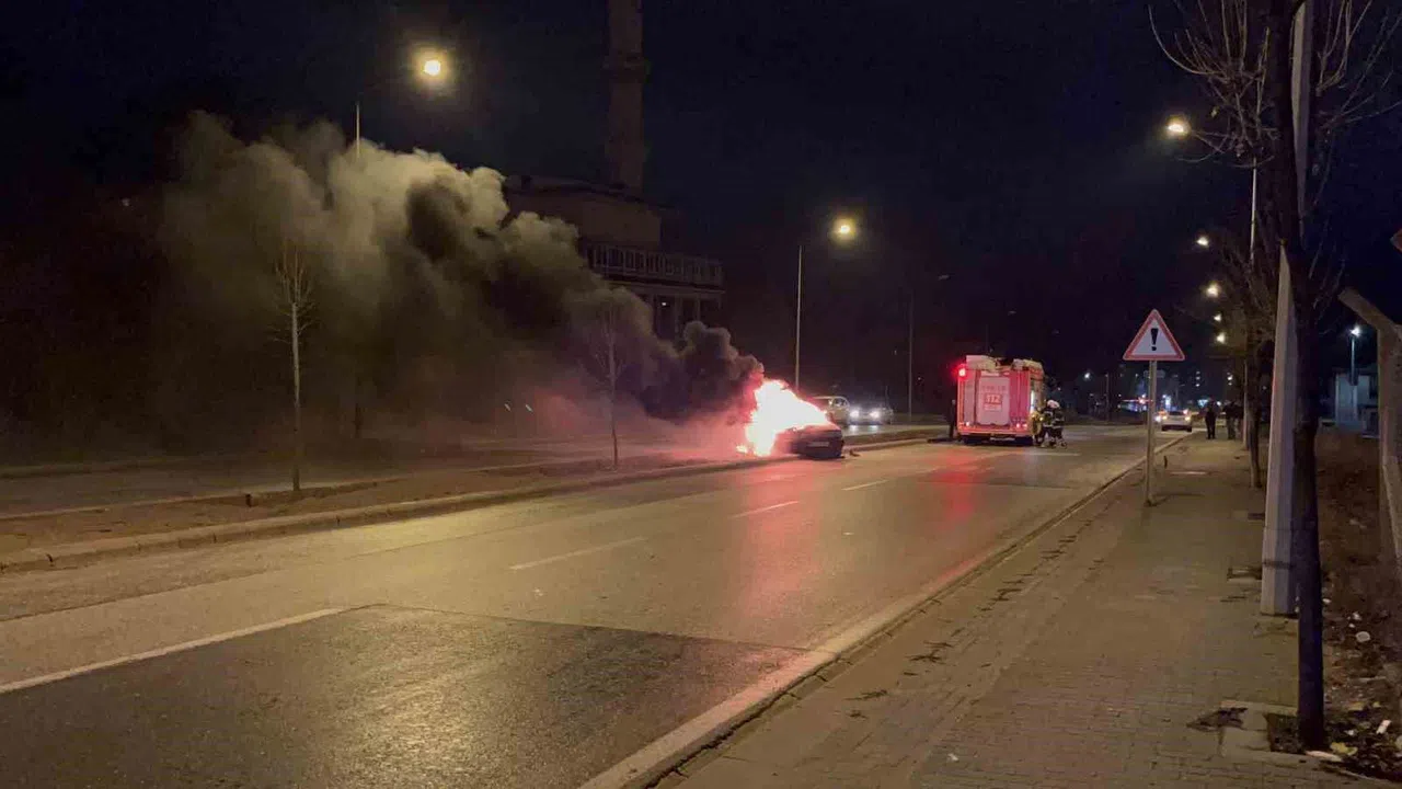 Yakıt aldıktan hemen sonra tutuşan aracından atladı, canını zor kurtardı