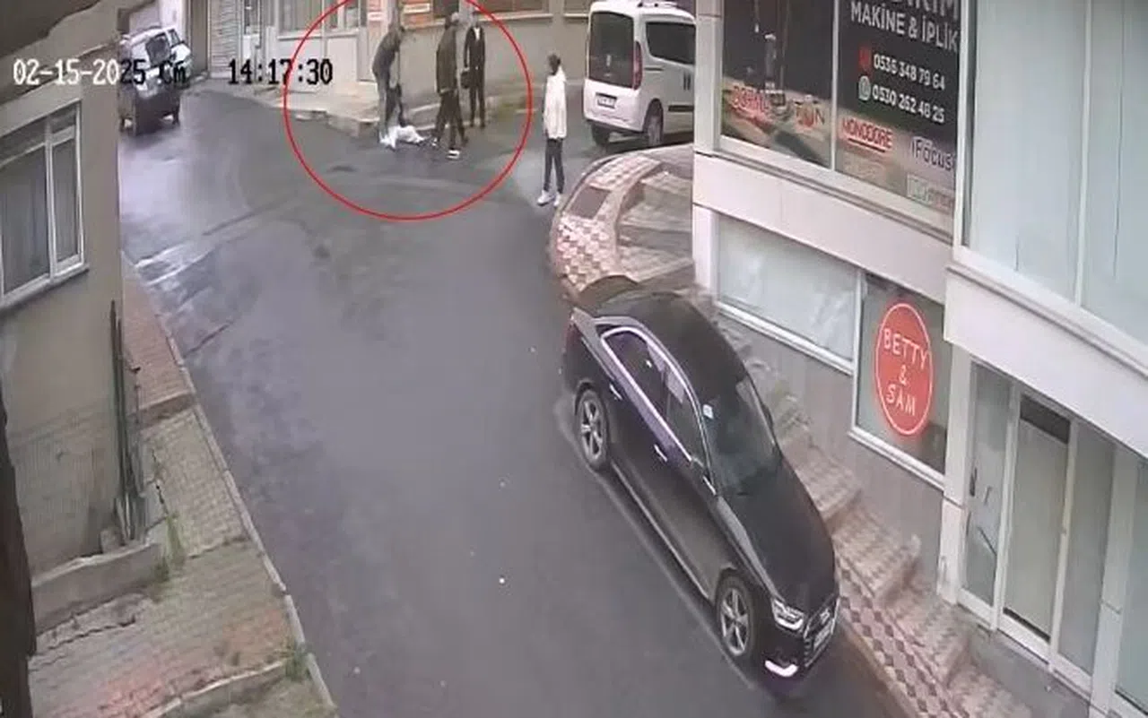 Kaskla kafasına vurup yerde tekmelediler