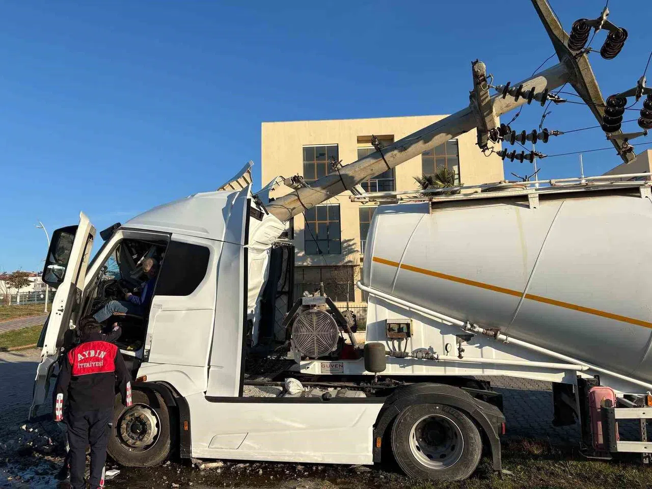 Beton direk, tırı ortadan ikiye ayırdı