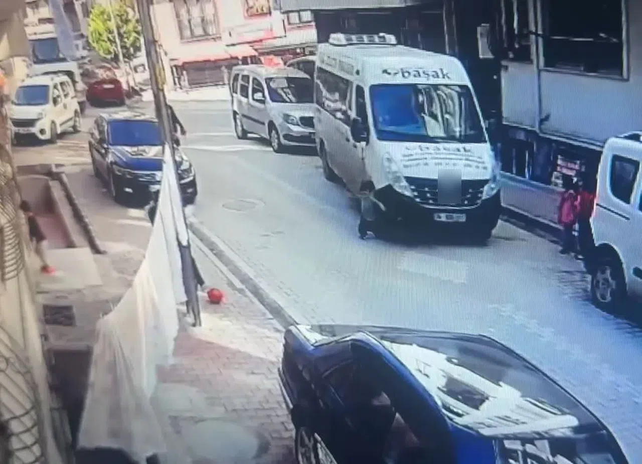 Servis minibüsü 5 yaşındaki çocuğun üzerinden geçti